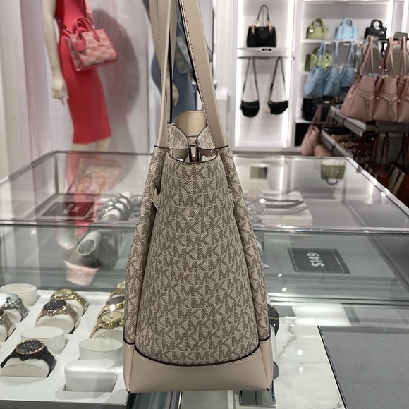 MICHAEL KORS
Reed Large Logo Shoulder Tote Bag
Light Cream Multi 
35S3G6RT3B
NWT - Picture 12 of 16